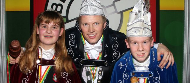 Nieuwe heersers Beringse Kuus: Prins Nico I en jeugdprinsenpaar Sem I en Dana I